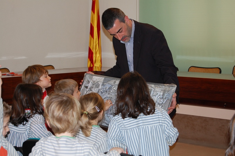 Els alumnes de P4 de Sant Jordi regalen el Guernica a l'alcalde