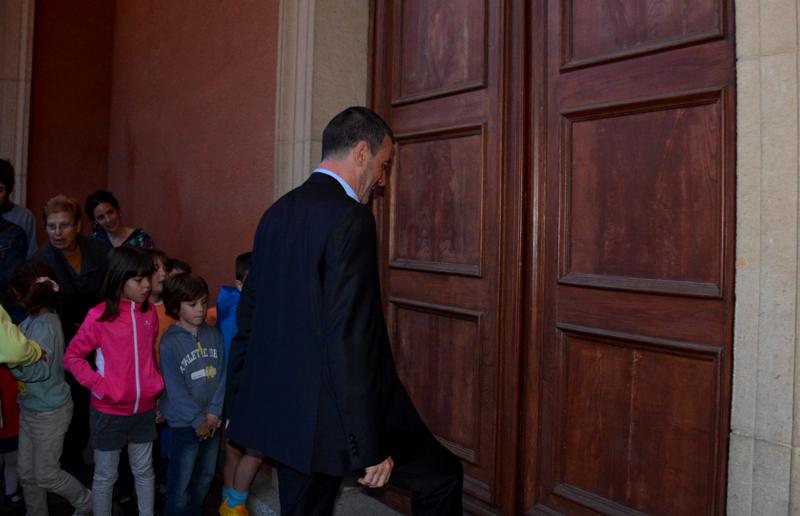 Alcalde truca a la porta de l'església