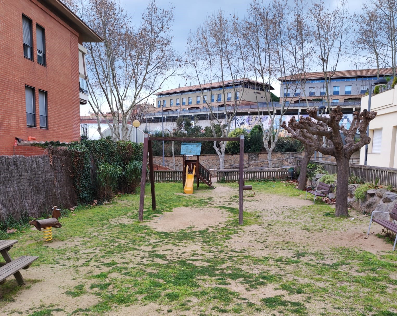 Es renova el parc infantil entre el carrer Avi Riera i la Riera Targa