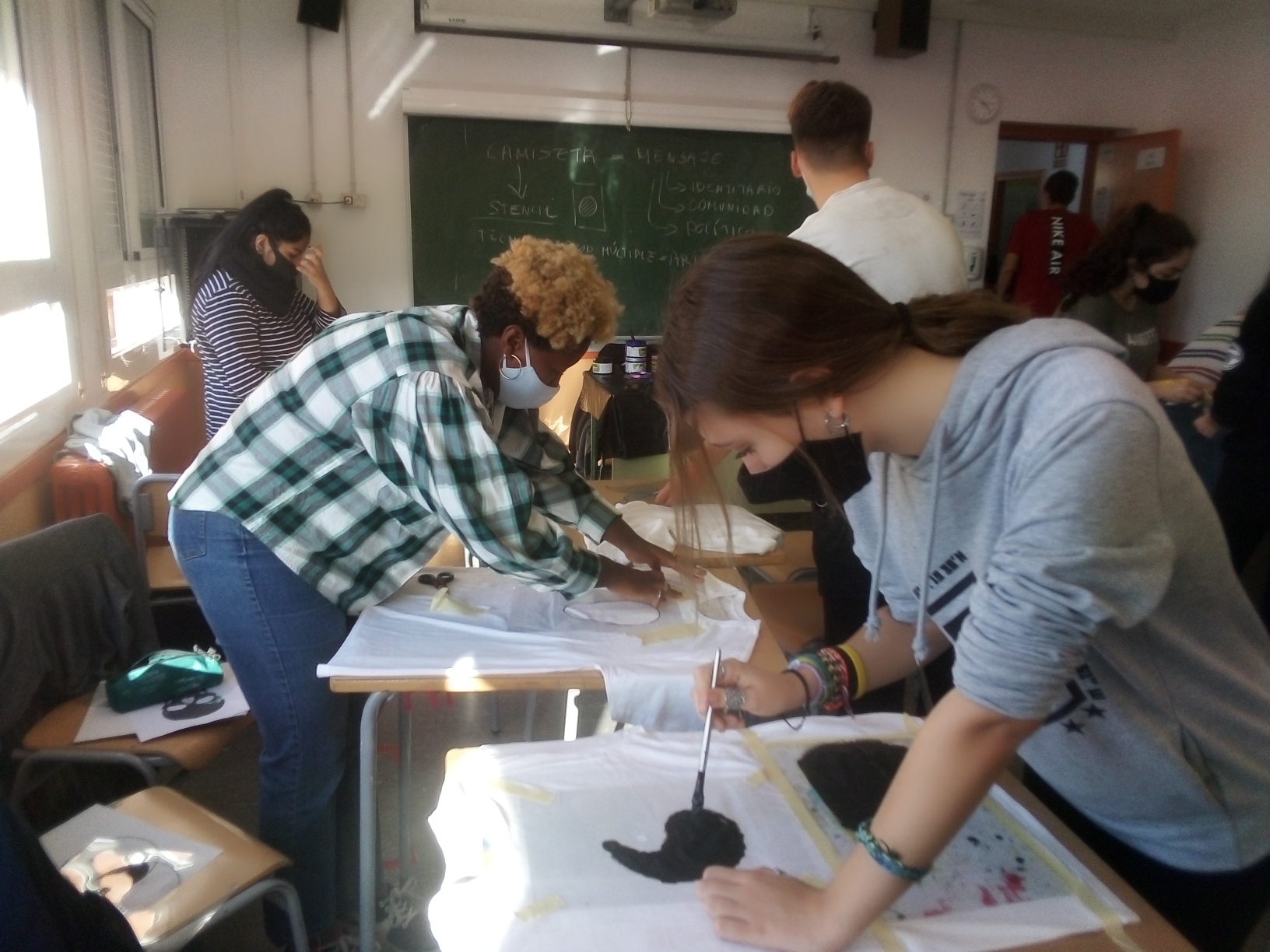 Alumnes de l'INS Jaume Almera durant l'activitat "Art i Gènere"